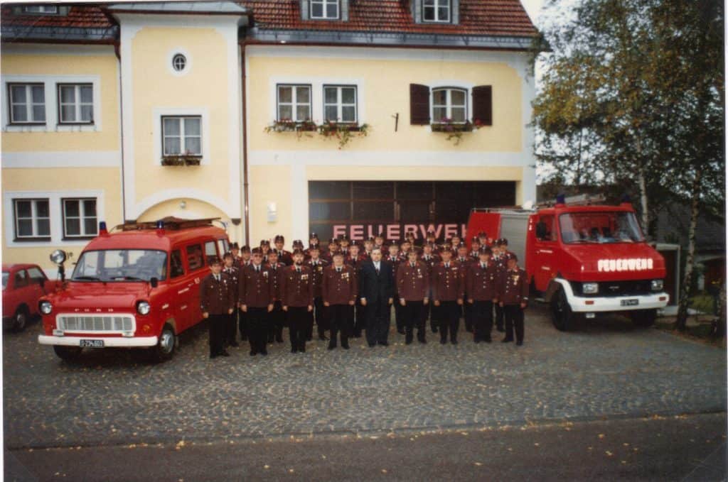 Mannschaft der Feuerwehr Steinhaus mit Auto vor Depot