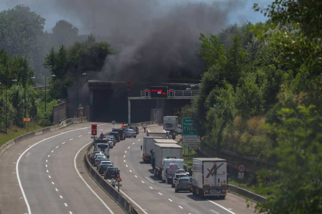 autobrand in steinhaus vor tunnel