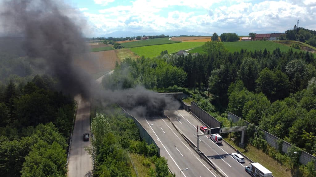 autobrand in steinhaus aus der luft